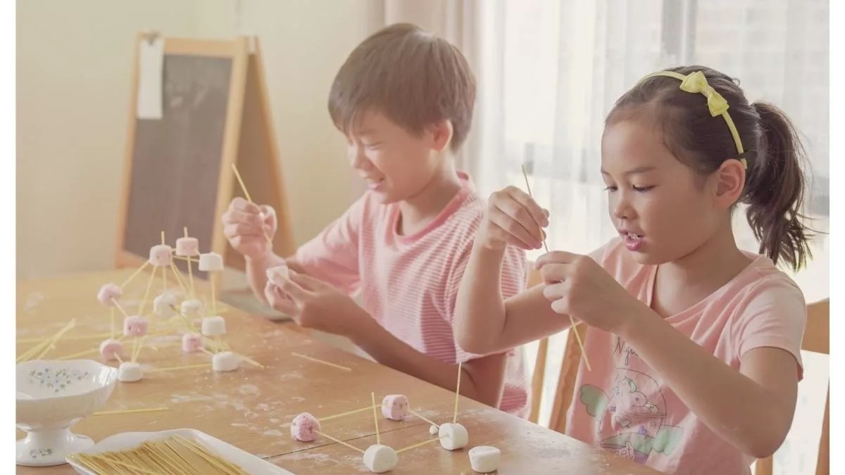 Cara Mendidik Anak Pertama Menjadi Role Model untuk Adiknya - KlikDokter