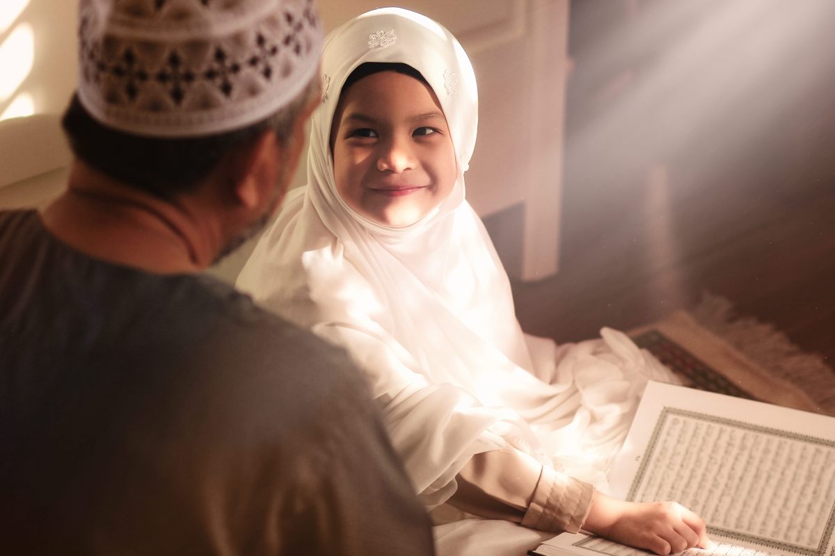 Inilah 10 Tips Mendidik Anak Perempuan Secara Islami - Umroh.com