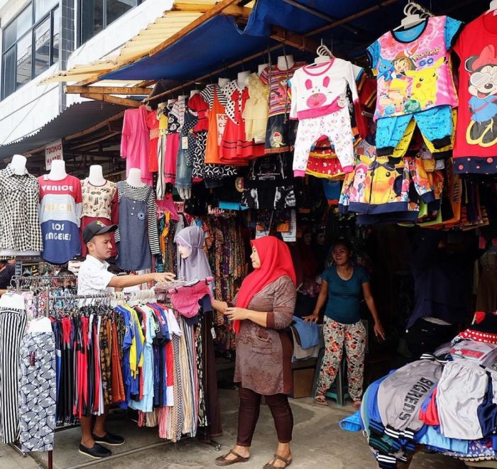 Potret seru 4 seleb beli baju di pasar, pintar nawar