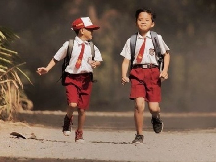 Anak anak kecil main bola