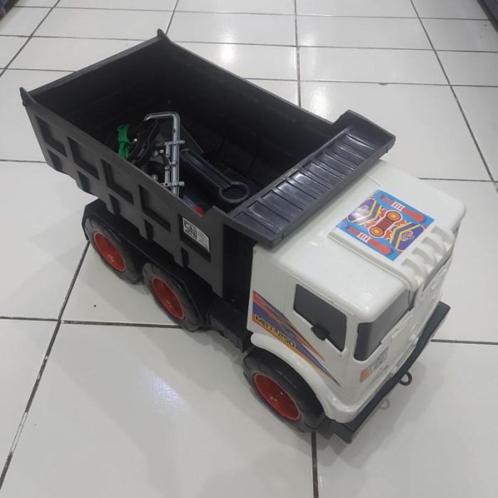 Mainan anak truk besar
