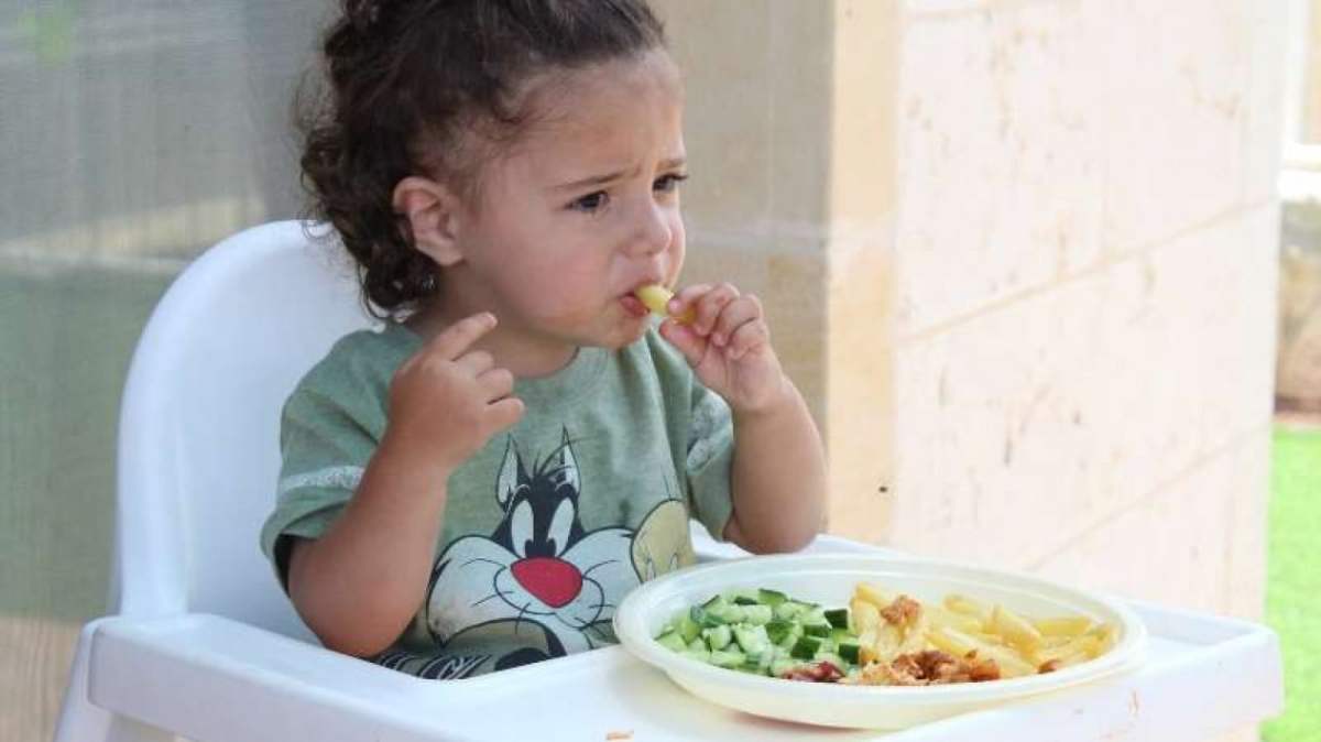 Anak makan kertas