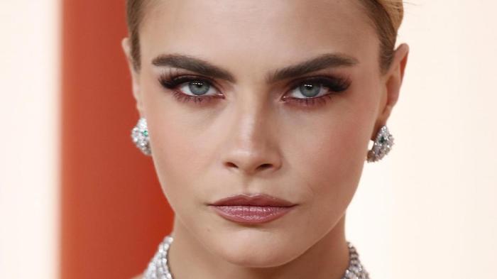 Cara Delevingne protagoniza el estilismo más comentado de la noche de ...