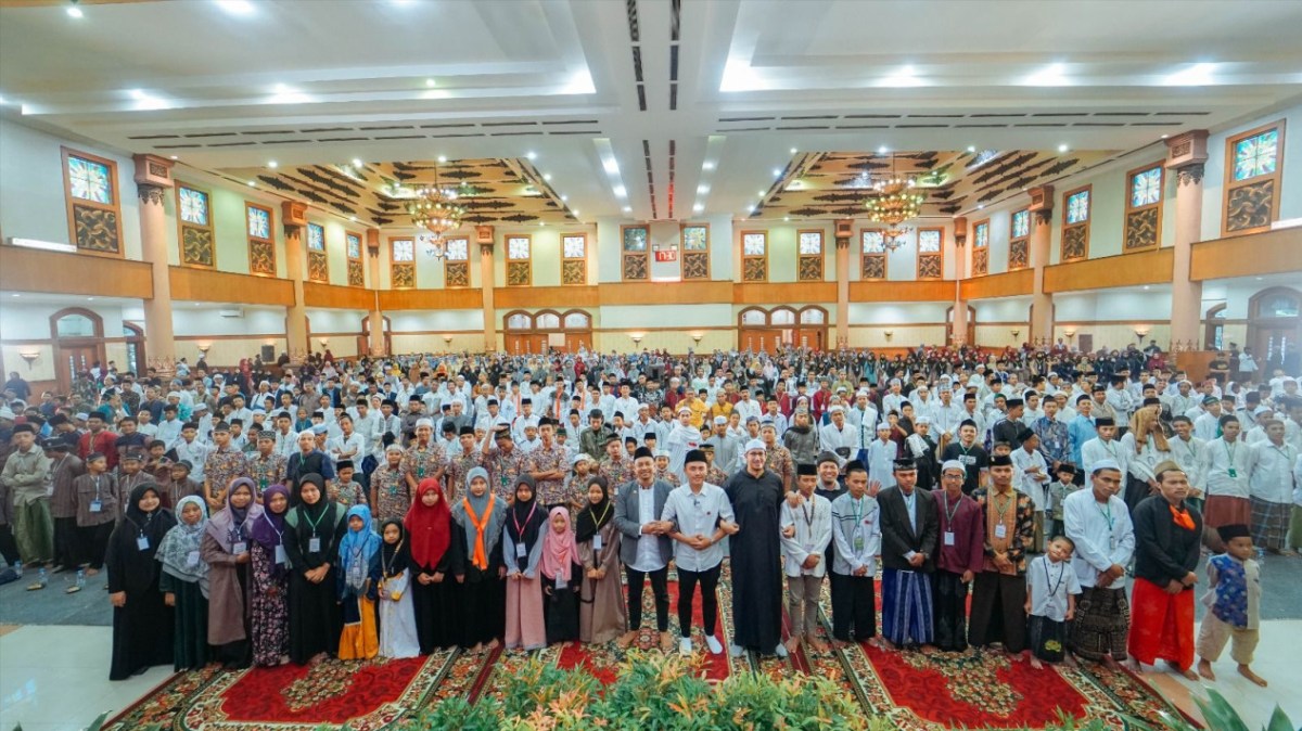 Memberi makan anak yatim