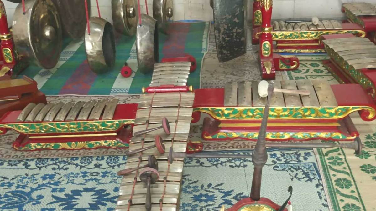Salah satu alat music kayu pada gamelan adalah