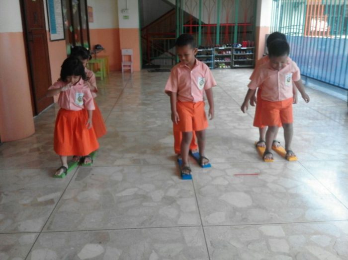 (PDF) PENGARUH PERMAINAN TRADISIONAL ENGKLEK ...Perkembangan motorik ...