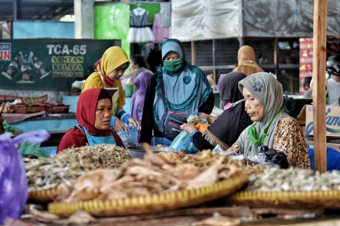 Aktivitas Jual Beli di Pasar Trayeman saat Pandemi Covid-19 ...