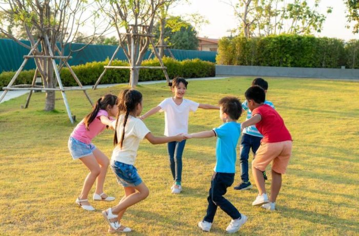 Anak anak kecil main bola