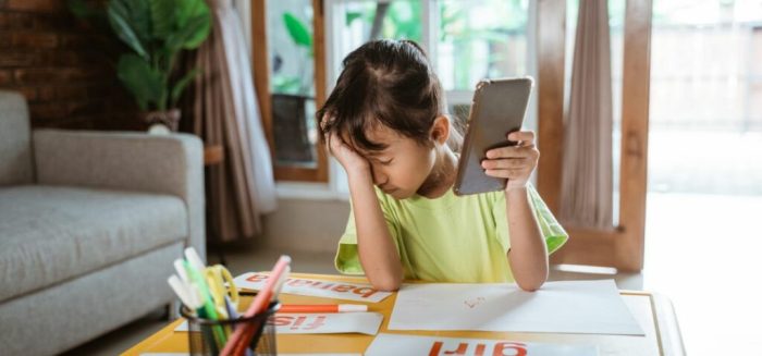 14 Dampak Negatif Akibat Terlalu Lama Main HP bagi Anak | Blog Rey