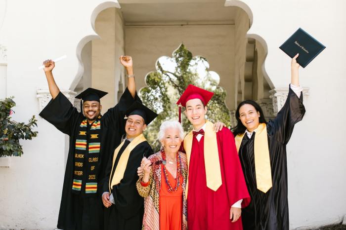 Baju yang Cocok Untuk Ibu yang Menghadiri Wisuda Anaknya