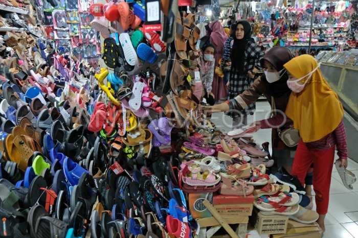 BELANJA PAKAIAN DI PASAR TRADISIONAL | ANTARA Foto