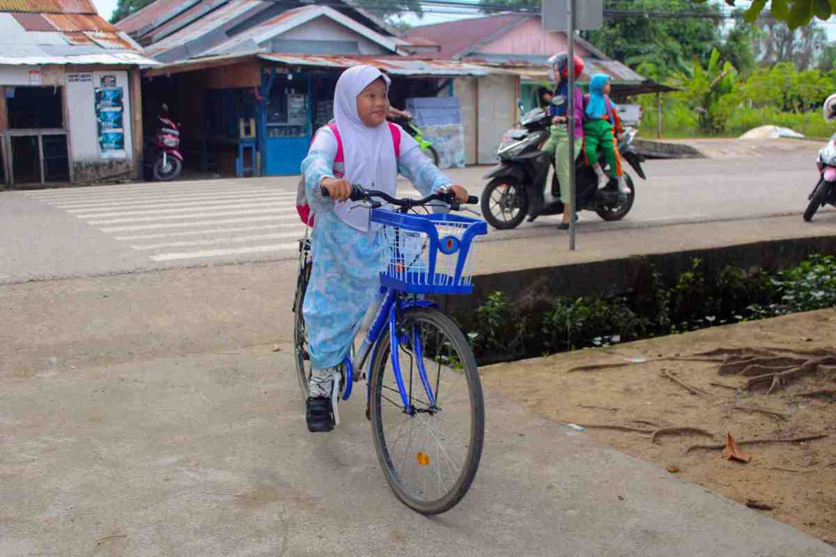 Seorang anak ke sekolah naik sepeda dengan lintasan seperti gambar