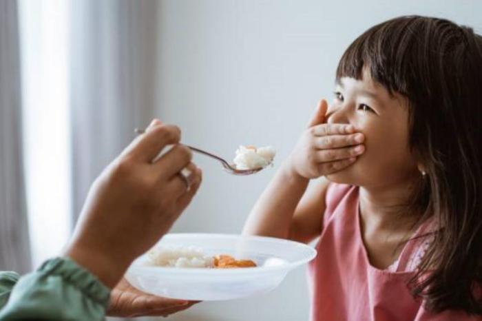 Cara mengajari anak mengunyah makanan