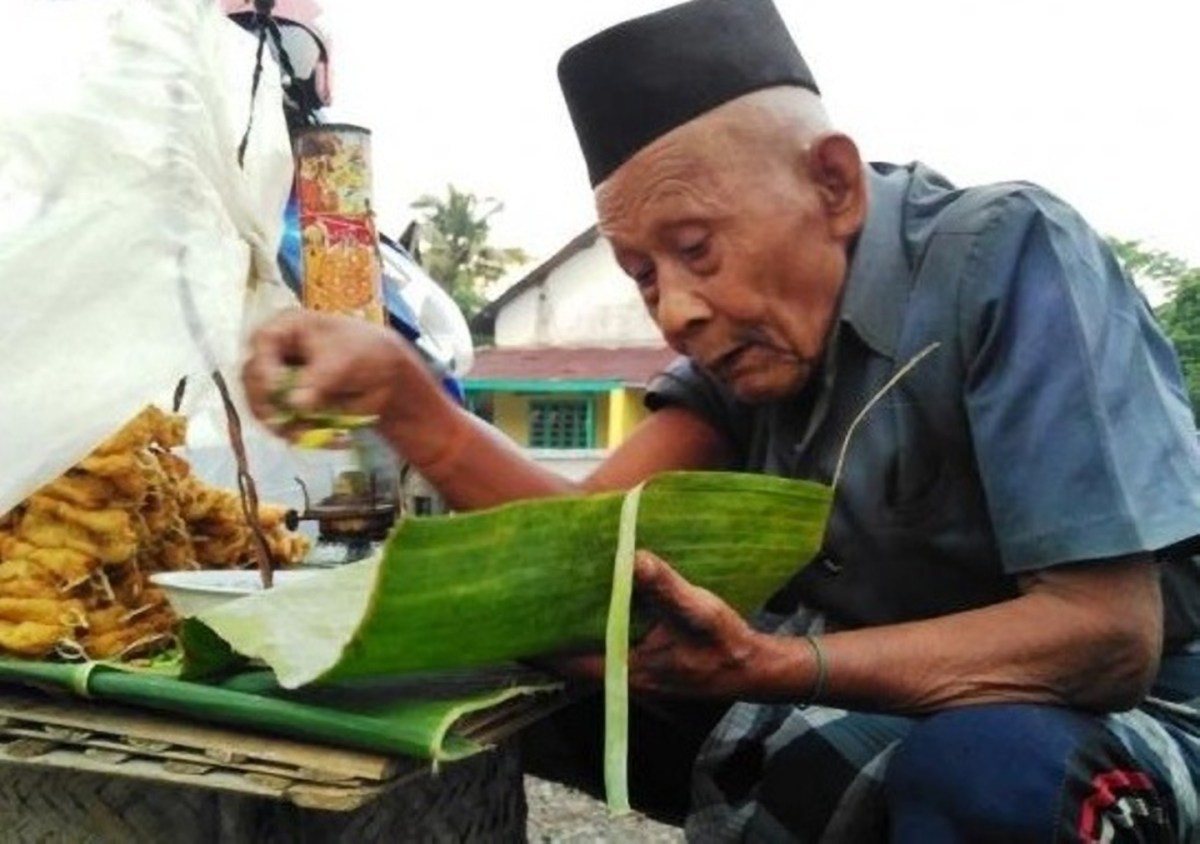 NUSABALI.com - Pedagang Kaki Lima pun Ikuti Pergub Berpakaian Adat Bali