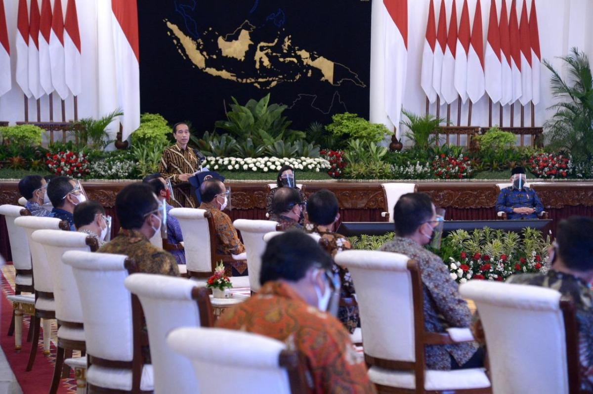Pemerintah indonesia menganut politik luar negeri yang .