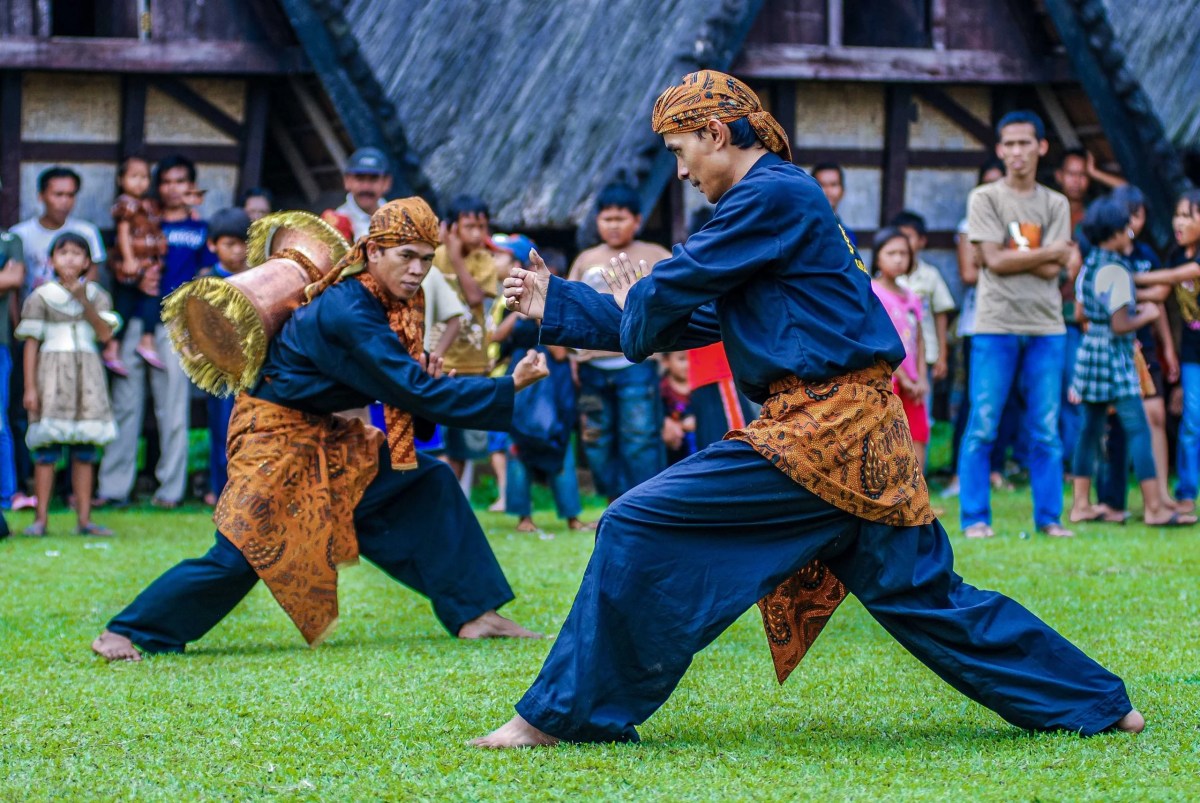 Fakta Menarik dari Budaya Suku Sunda, Salah Satunya Humoris - Grapari News
