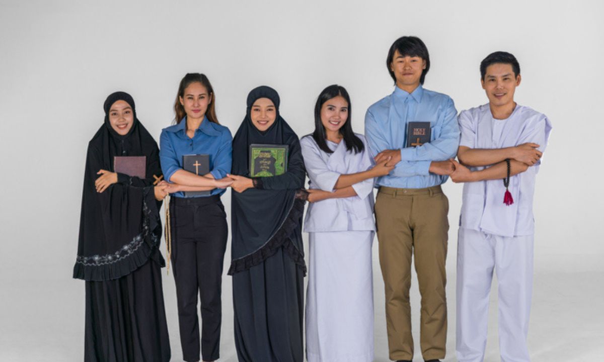 42 Contoh Pengamalan Sila ke-1 Pancasila dalam Kehidupan Sehari-hari