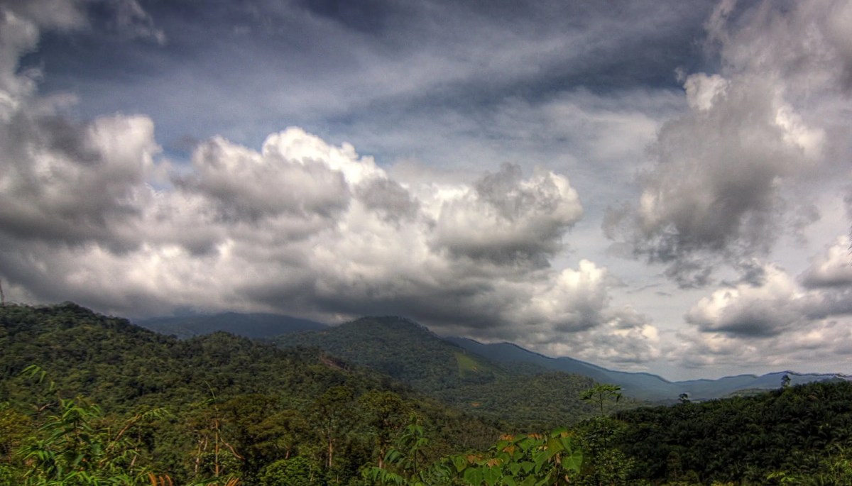 Perbedaan pokok antara iklim dan cuaca terletak pada